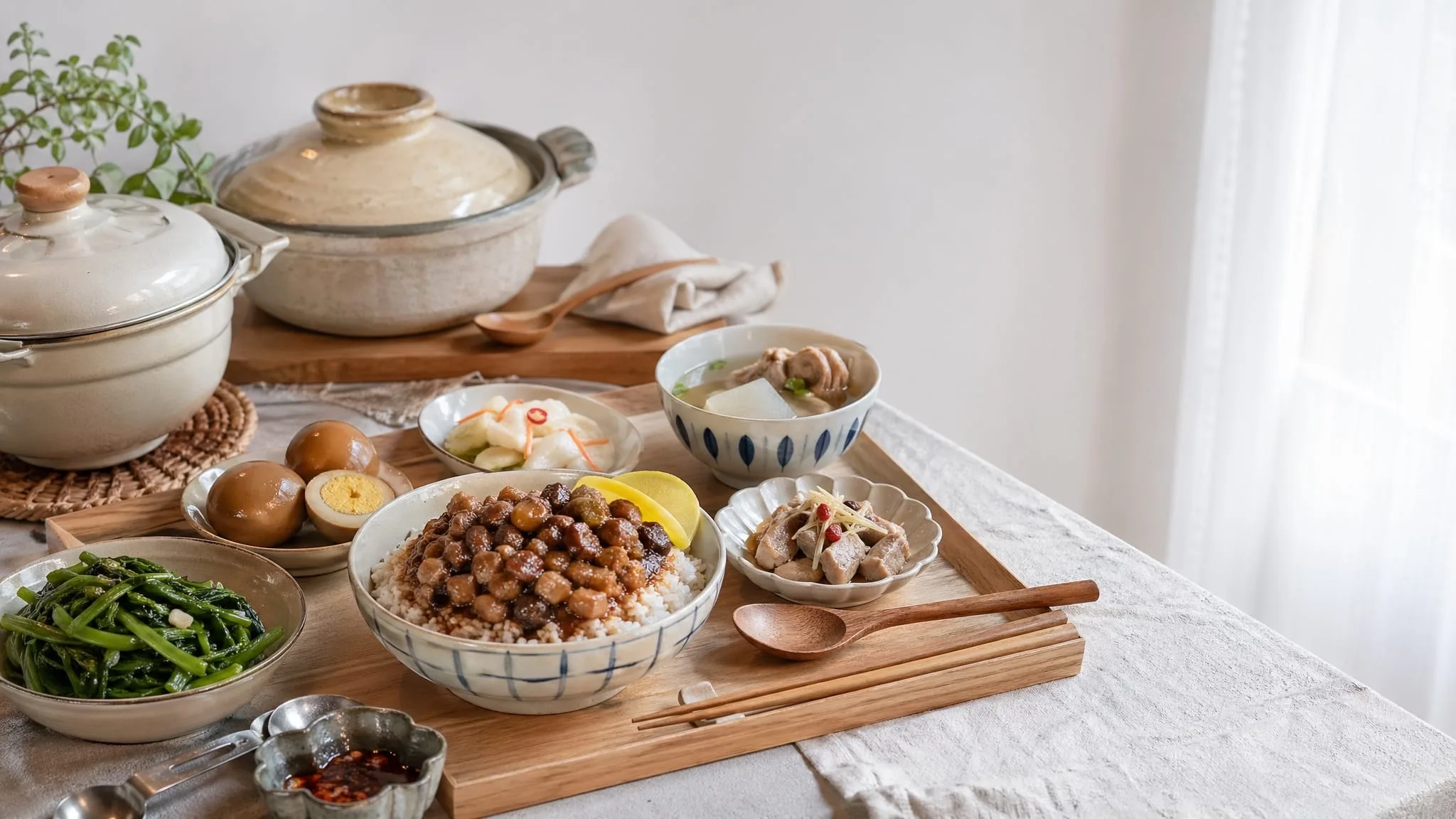 台灣家常料理擺在日本餐桌上，搭配陶鍋與自然光