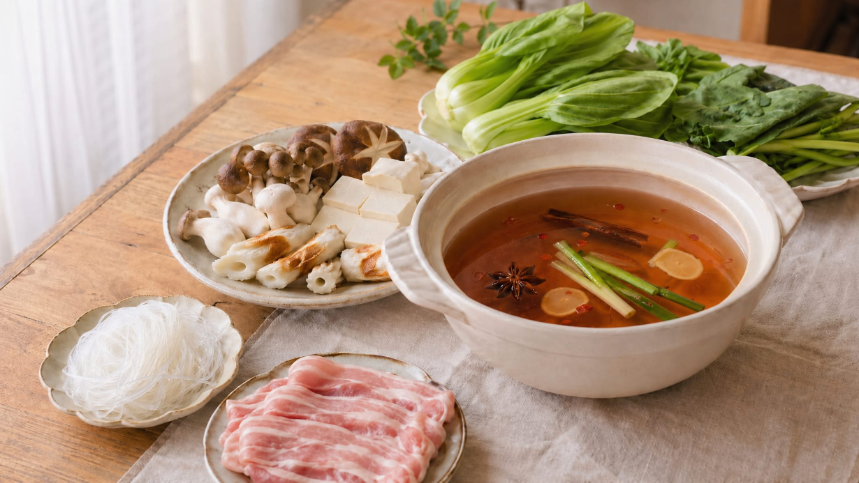 台式麻辣燙湯底與春雨、豬肉片、青菜、豆腐、菇類和竹輪配料