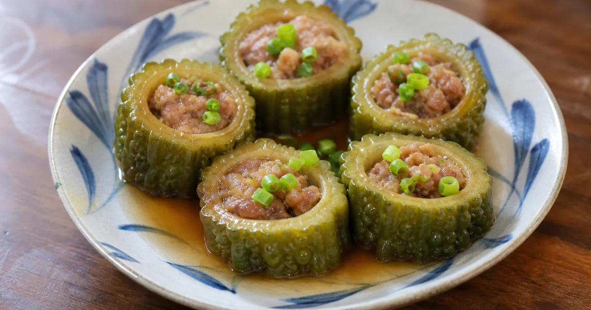 台式苦瓜鑲肉盛在盤中，苦瓜圈內塞豬肉餡並撒上蔥花
